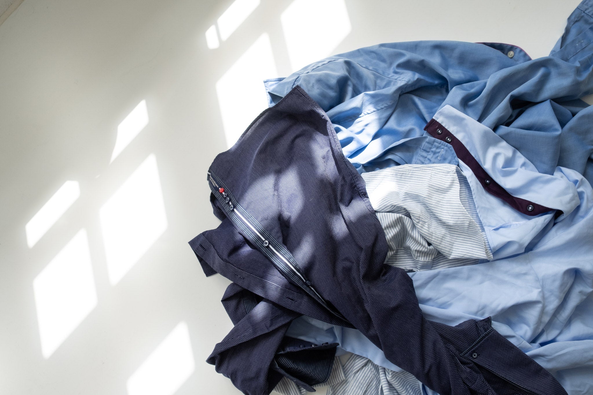 Samling af genbrugstøj der ligger spredt ud på gulvet